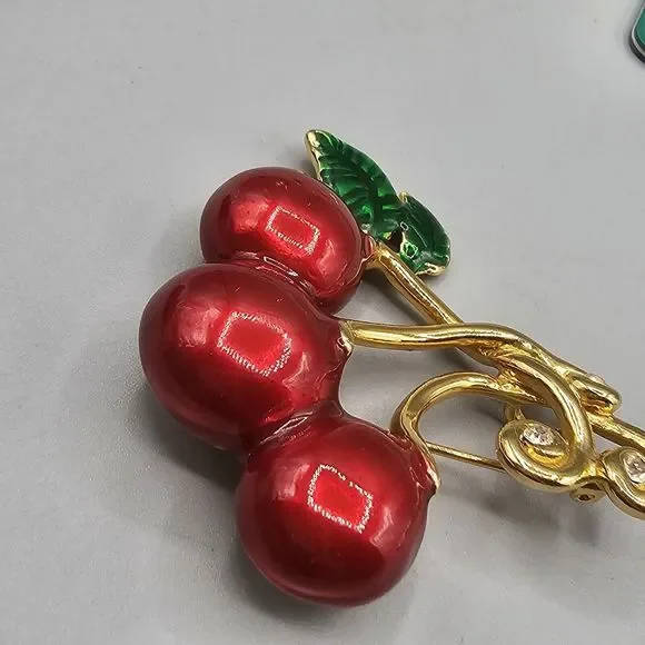 Vintage Saxon Enamel Cherry Brooch Pin Retro Pin Up Triple Fruit Red Green - Picture 5 of 10